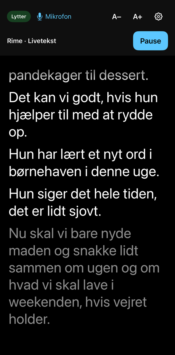 Rime på iPhone: livetekst fra en samtale ved middagsbordet, med den nyeste linje nederst.
